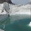 Das Eis um diesen Gletschersee herum ist nur wenig mit Schutt verschmutzt. Im unteren Bereich dagegen ist die Oberfläche des südlichen Engiltschek-Gletschers zunehmend mit einer Obermoräne aus Schutt und Geröll bedeckt, die ihm einen vergleichsweise guten Schutz gegen die Folgen direkter Sonneneinstrahlung verschafft.